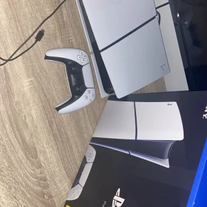 Ps5 Digital edition  - Köpte det vid jul och har andvänt de kanske 5 gånger så känner att jag kan sälja det, allt orginal med.