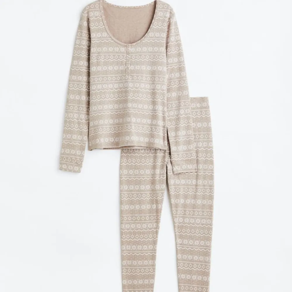 Grå/beige mönstrad pyjamas från H&M - Använd 1 gång - Storlek L - Ordinare pris 199 kronor - Köparen står för frakten - Inga returer (om det inte är så att det blivit något fel) - Betalning via köp direkt . Tröjor & Koftor.