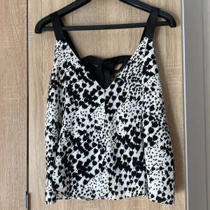 Topp - Linne me knytning i ryggen, säljer för att den aldrig kommit till användning 