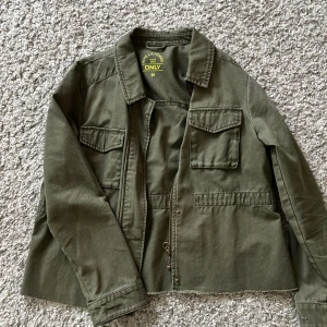 Grön vårjacka  - Jättefin vårjacka som tyvärr är för liten för mig.   