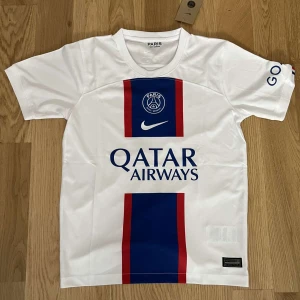 PSG fotbollströja 2022/23 - Detta är en helt ny PSG fotbollströja. Jag säljer denna eftersom att den är för stor för mig. Pris och frågor kan diskuteras.