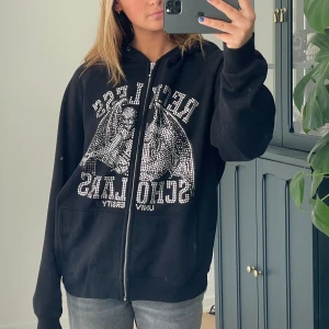 RECKLESS SCHOLARS ZIP UP - så cool zip up-tröja från RECKLESS SCHOLARS, storlek L men sitter perfekt oversized på S. slitningar/lossnade stenar på framsidan syns på tredje bilden, har även 3 mindre hål men är nog lätt att fixa. kan diskutera priset🖤