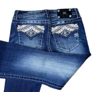 Miss Me jeans i modellen ”JP5705B/boot” midjemåttet rakt över är 39cm. Ytterbenet 108cm och innerbenet 88cm. Jeansen är som helt nya. Kontakta vid intresse!