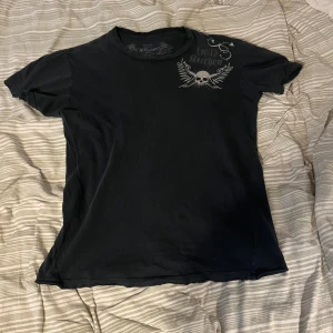 Affliction T Shirt - Fett cool men it min stil längre väldigt distressed också