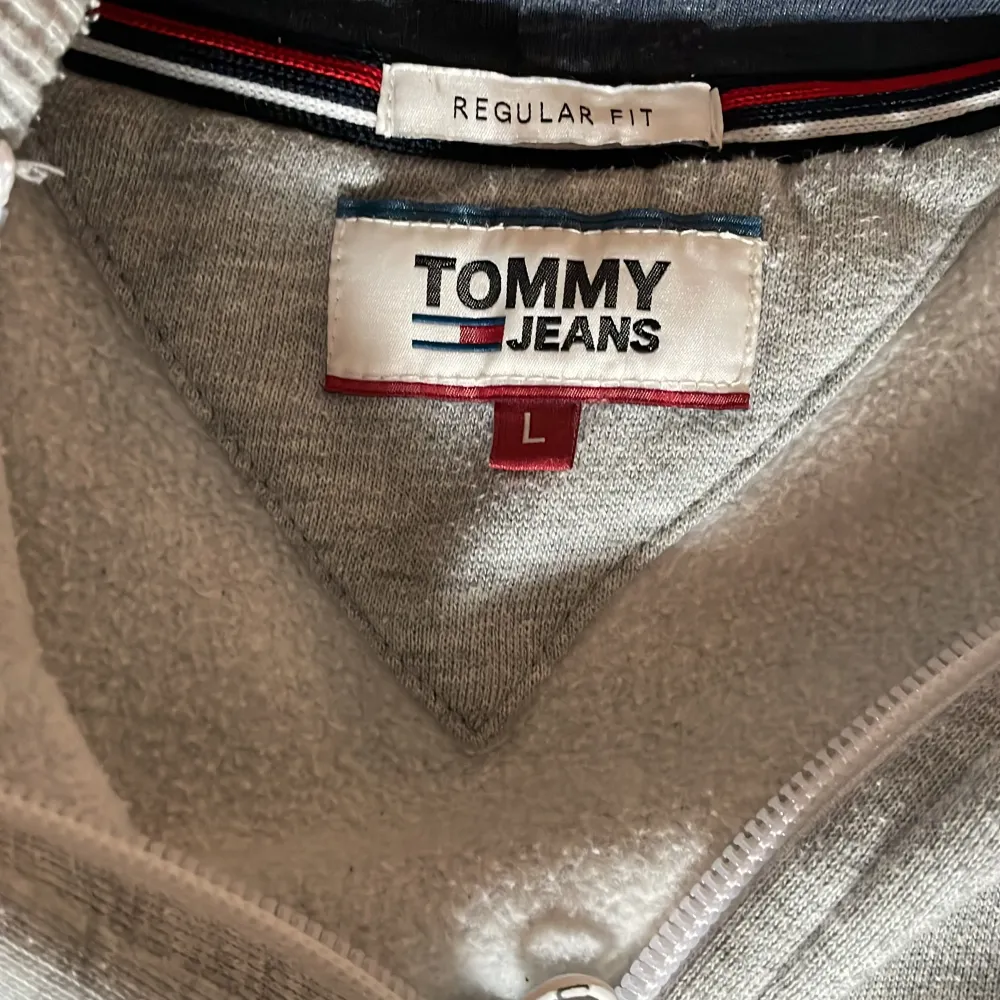 Snygg Tommy hilfigare hoddie i kollektion med Tommy jeans perfekt nu till våren och sommaren. Nypris 1300kr    Storlek L men fungerar också som M . Hoodies.