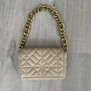 Biege väska  - Säljer denna biega väska köpt från Zara. Aldrig använd 