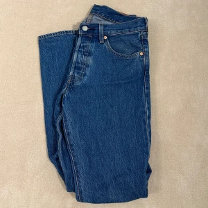 Levis jeans 501 - Säljer nu mina Levi’s 501 jeans som blivit lite korta. De är storlek 29:32 och super bra skick endast använda fåtal gånger. Nypris ligger på 1400kr. Kan gå ner i pris vid snabb affär. Bara att höra av er vid frågor.  Mvh Liam