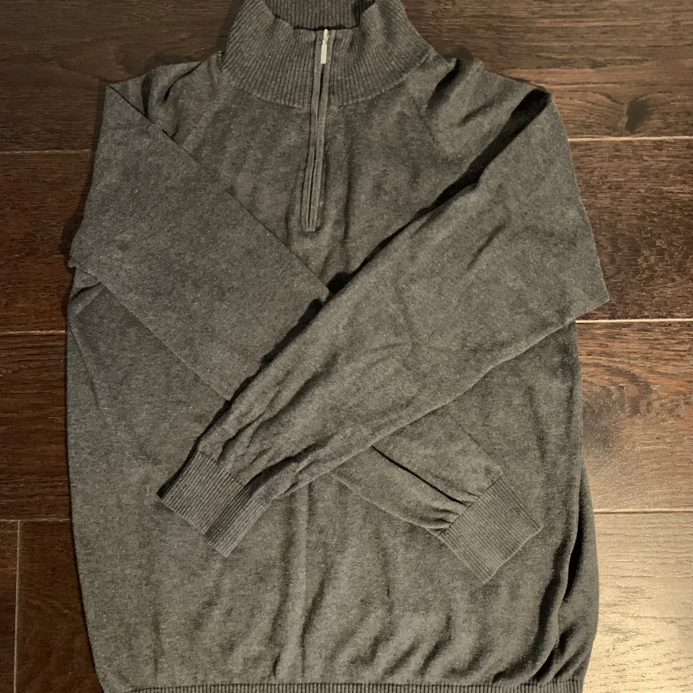 Tja säljer nu denna snygga Massimo Dutti halfzip tröjan som är i storlek Medium. Modellen på bilden är ca 180. Skick: 9/10 inga hål eller fläckar och använd ca 5 gånger . Tröjor & Koftor.