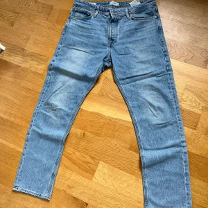Jeans från Jack & Jones - Säljer mina jeans från Jack & Jones i storlek 34/34. Modellen är chris/loose och är knappt använda. Kom gärna med prisförslag!