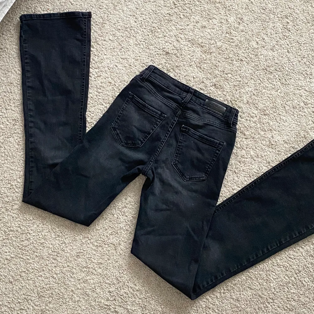Ett par jättefina svarta jeans från Only! Säljer pga att de är för små. Modellen är bootcut och de är midwaist. Jättebra skick! Skriv för fler frågor. . Jeans & Byxor.