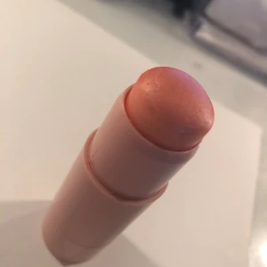 Hickap blush - Använd med en borste nån gång men har andra produkter jag gillar mer så behöver tyvärr bli av med denna snabbt❤️ Färgen är shimering coral o den är väldigt glowig så den passar väldigt bra om du gillar glow❤️