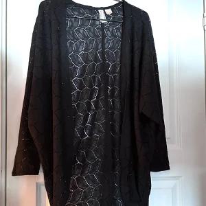 Kimono/kofta - En fin luftig stickad kofta från H&M I strorlek S 🌷