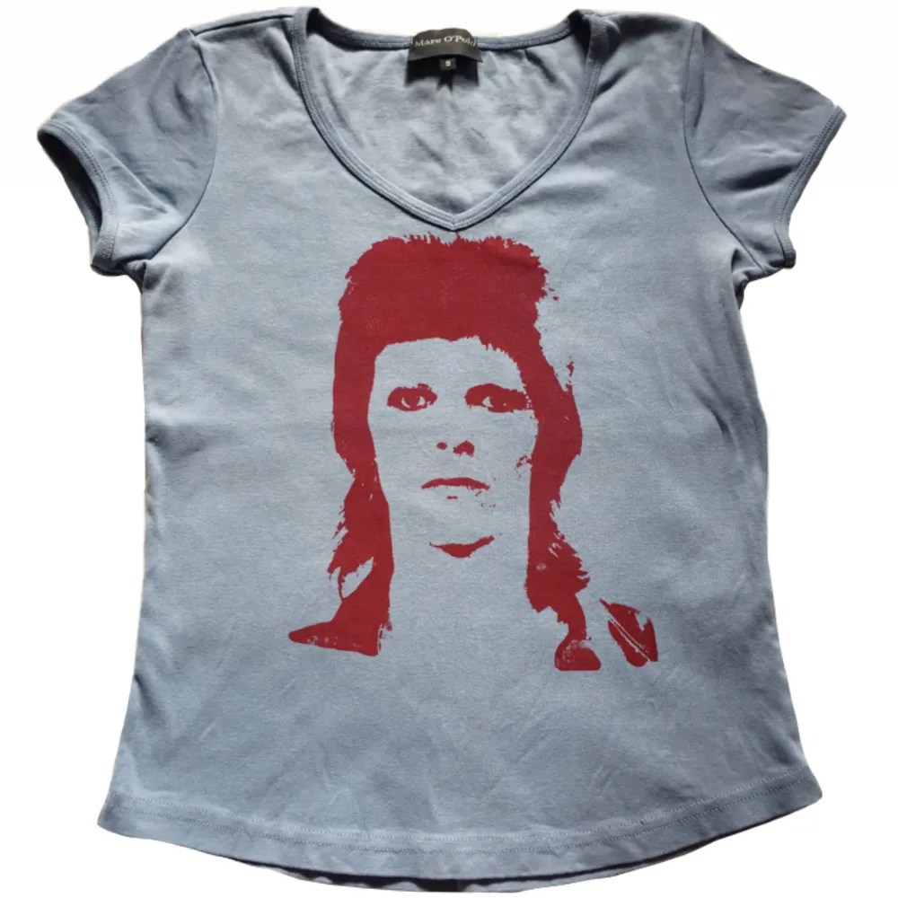 Ljusblå v-ringad topp med handtryckt David Bowie tryck på! 100% bomull, (Trycket håller i tvätten). T-shirts.