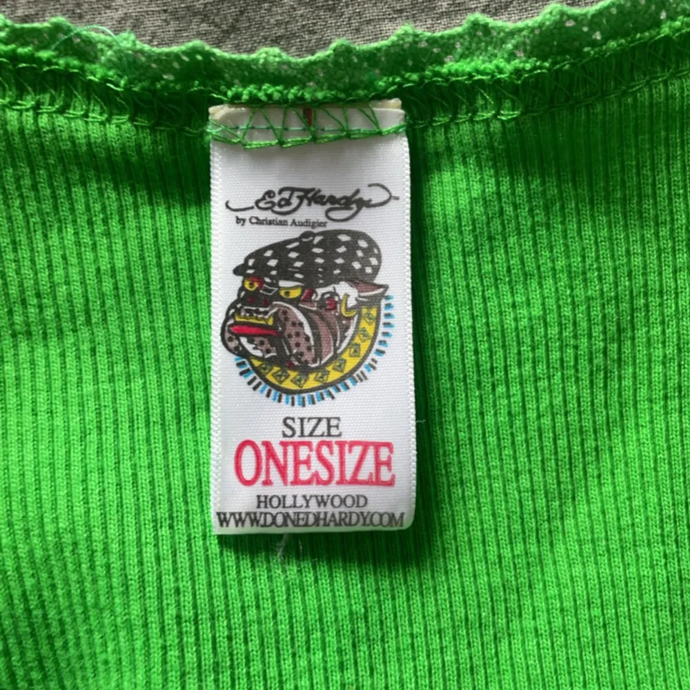 Säljer mitt gröna ed hardy linne då den inte kommer till användning ✨ Perfekt skick och sitter tight på . Toppar.