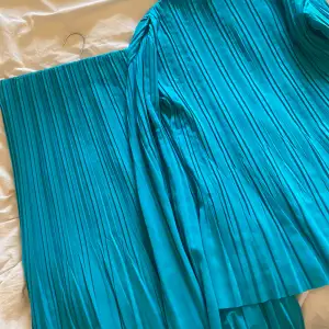 Använd 1 gång, överdel o kjol i turkos färg. 36 passar upp till M 