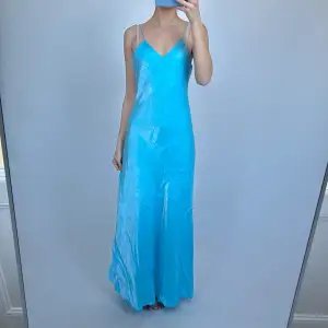 Skimrig blå balklänning från Yves Calin
