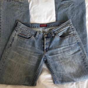 Blå/grå lågmidjade jeans från Americanos i storlek W30 och L34!❤️ Har tyvärr ingen bild på. Skriv om du har frågor!!