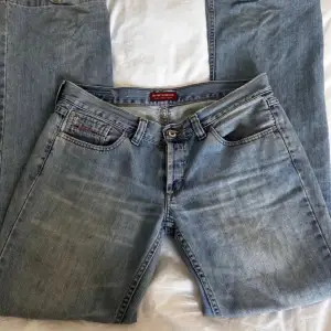 Blå/grå lågmidjade jeans från Americanos i storlek W30 och L34!❤️ Har tyvärr ingen bild på. Skriv om du har frågor!!