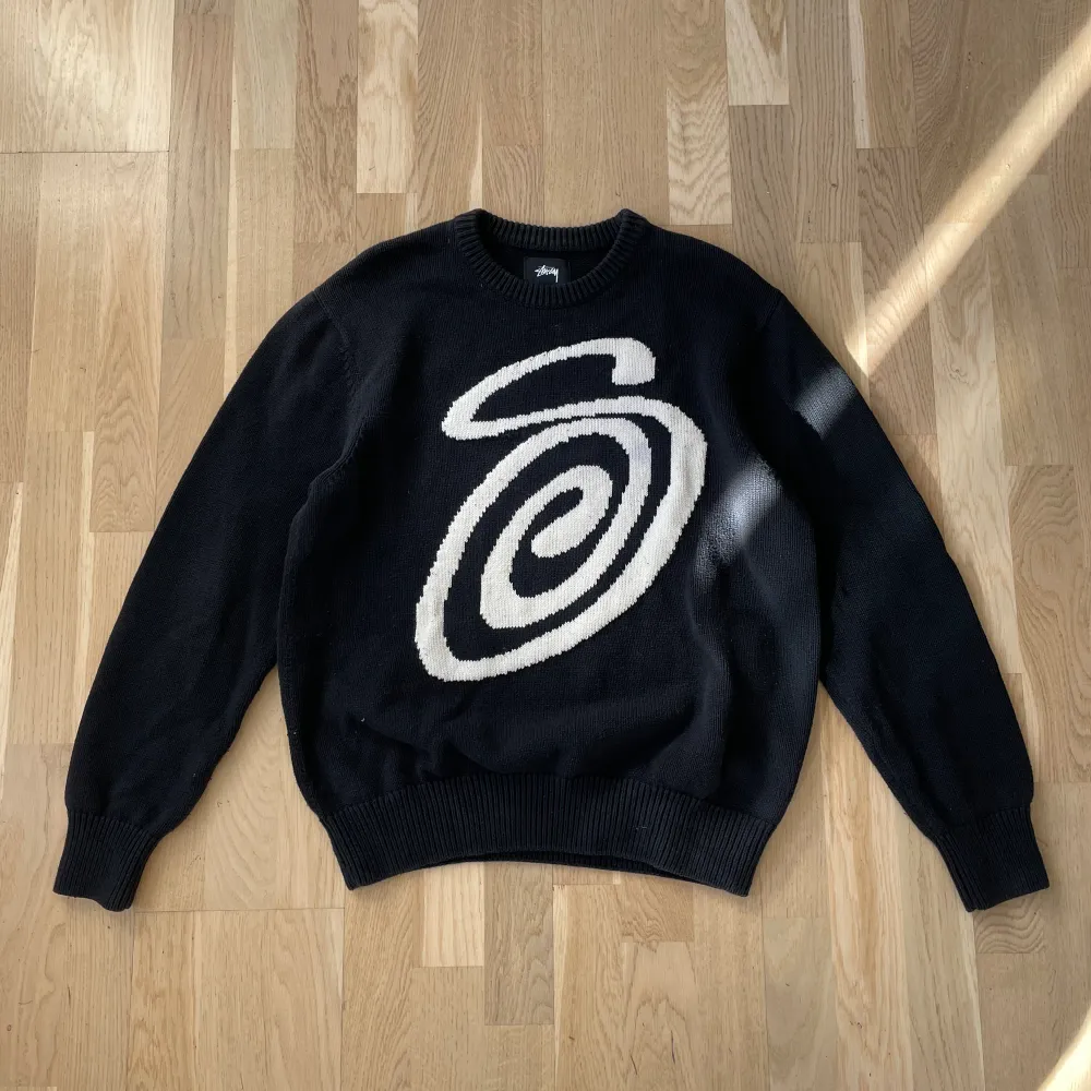 S logo knit från stussy i storlek M. Äkta såklart!!! Köpt i New York förra sommaren.  Storlek M men passar en aning mindre imo. Väldigt bra skick! Inga synliga fel eller hål.   Hojta till om du undrar något eller vill ha lite fler bilder <3  Puss!. Stickat.