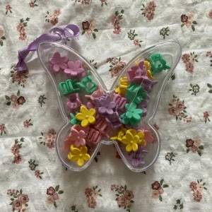 Supersöta hårspännen!💓 - Supersöta blomhårspännen, knappast använda🫶  Perfekta nu till sommaren!🌸