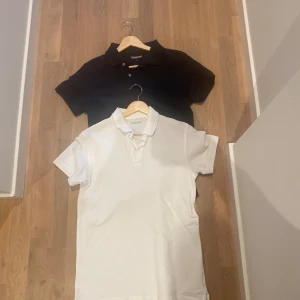 Kapahl pikéer mörkblå och vit - Säljer dessa pikéer från kapalh använda ett antal gånger skick 9/10 