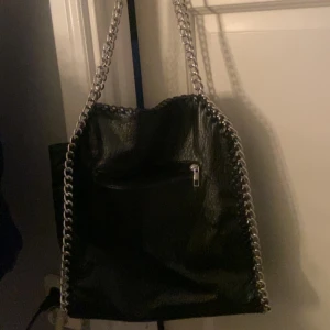 Stella liknande väska - Säljer min Tiamo väska som är i väldigt fint skick och inga defekter! Nypris var ungefär 500kr.