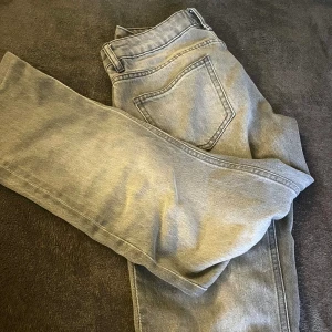 Lågmidjade, straight leg jeans  - Köpte för ett halvår sedan och har knappt använt dem eftersom att de inte riktigt är min stil☺️De är uppsydda i benen då de var för långa för mig (är 160 cm)💕Lite stora i storleken, original pris 400. Det går att förhandla om priset 💞