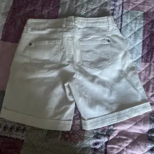 Vita jeans shorts som jag har knappast använd och är i bra skick och inga skador!. Storleken är 38 men jag kan tänka mig att 40 borde också passa. Om ni vill ha flera bilder eller frågor skriv till mig😊