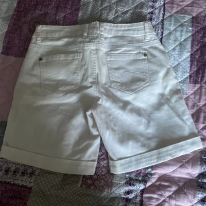 Jeans shorts  - Vita jeans shorts som jag har knappast använd och är i bra skick och inga skador!. Storleken är 38 men jag kan tänka mig att 40 borde också passa. Om ni vill ha flera bilder eller frågor skriv till mig😊