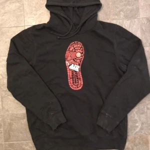 Svart hoodie - ⛔Fet svart hoodie men nike type print⛔Storlek L⛔ väldigt skön och passar bra⛔