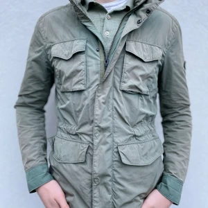 J LINDEBERG FIELD JACKET  - En fet j lindeberg jacka till ett bra pris! Det är några små defekter som ni ser på bild 2 och 3. Modellen på bilden är 191 cm lång och väger 75 kg.  