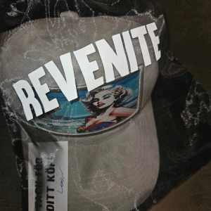 Revenite keps  - Den är i väldigt bra skick och priset kan diskuteras. Jag lämnar den på posten inom några timmar efter köp.