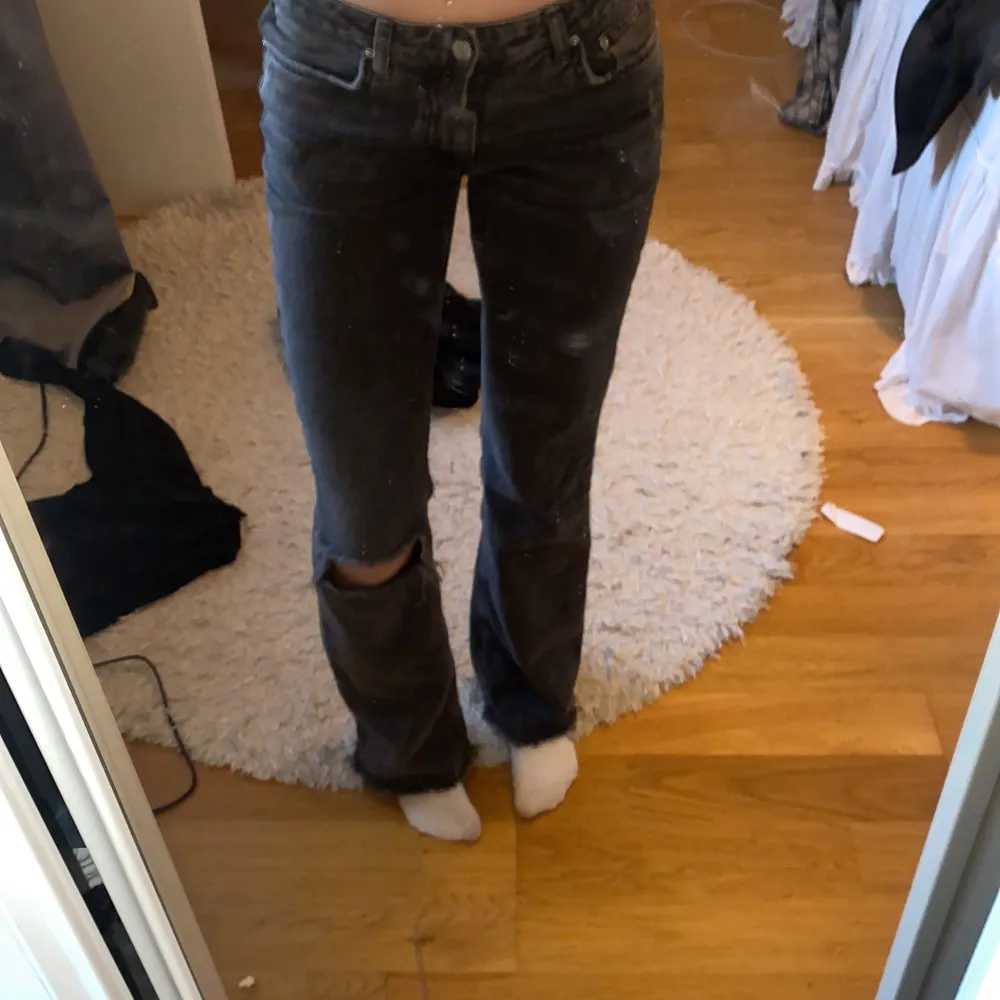 Säljer min grå svarta jeans i modellen Full length flare från Gina tricot💓 kommer inte till användning längre, bra skick. . Jeans & Byxor.