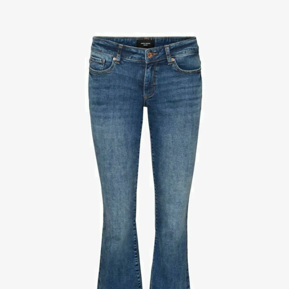 Säljer dessa fina jeans från veromoda. Skriv för fler bilder💞. Jeans & Byxor.