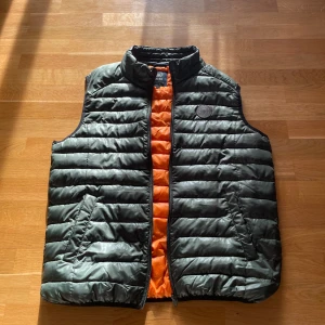 Jacks väst - En snygg Jacks väst i storlek L, helt oanvänd och i nyskick. Kontakta mig för fler bilder:)
