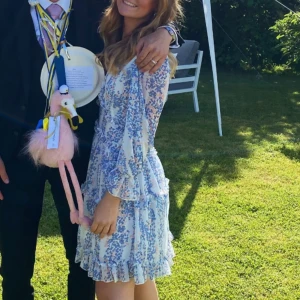 Klänning - Säljer denna superfina klänning som har används endast 2 gånger. Nypris 799kr