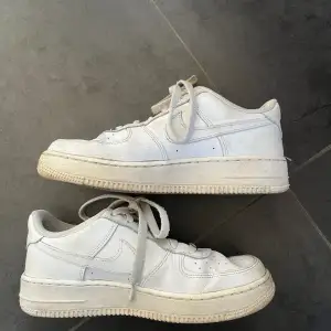 Säljer mina Nike airforce då de ej används längre. Inga skador mer än lite smutsiga vilket jag kan fixa med att tvätta dom! Inte använda längre än ett år💕💕