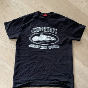 Corteiz t shirt - En corteiz t shirt köpt för ett tag sedan knappt kommit till användning så därför säljer jag den. Kvitto och sånt finns det är bara att skriva privat vid intresse