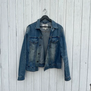 Cheap monday jeansjacka  - Säljer min ljusblåa cheap monday jeans jacka pga att den inte passar och kan inte styla den bra, den hör hemma hos en fashion icon 