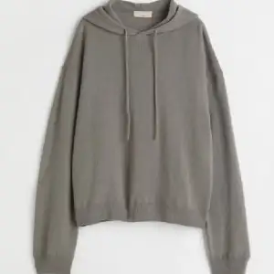 100% cashmere hoodie från hm, nästan helt nyskick, inga noppor eller defekter och strlk S💕