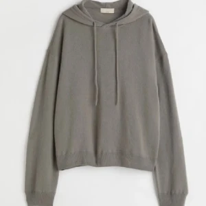 100% cashmere hoodie - 100% cashmere hoodie från hm, nästan helt nyskick, inga noppor eller defekter och strlk S💕