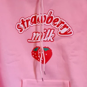 Strawberry milk tröja - Klassiker. St 34. Xs och S. Liten 38. För liten på mig. Supervarm. Perfekt till storm vid stranden. Oanvänd. 270kr. Möts i Göteborg eller Malmö. Söt med sockar, keps, kjol. Smält in med sakura blommor. Byte med en sak går bra