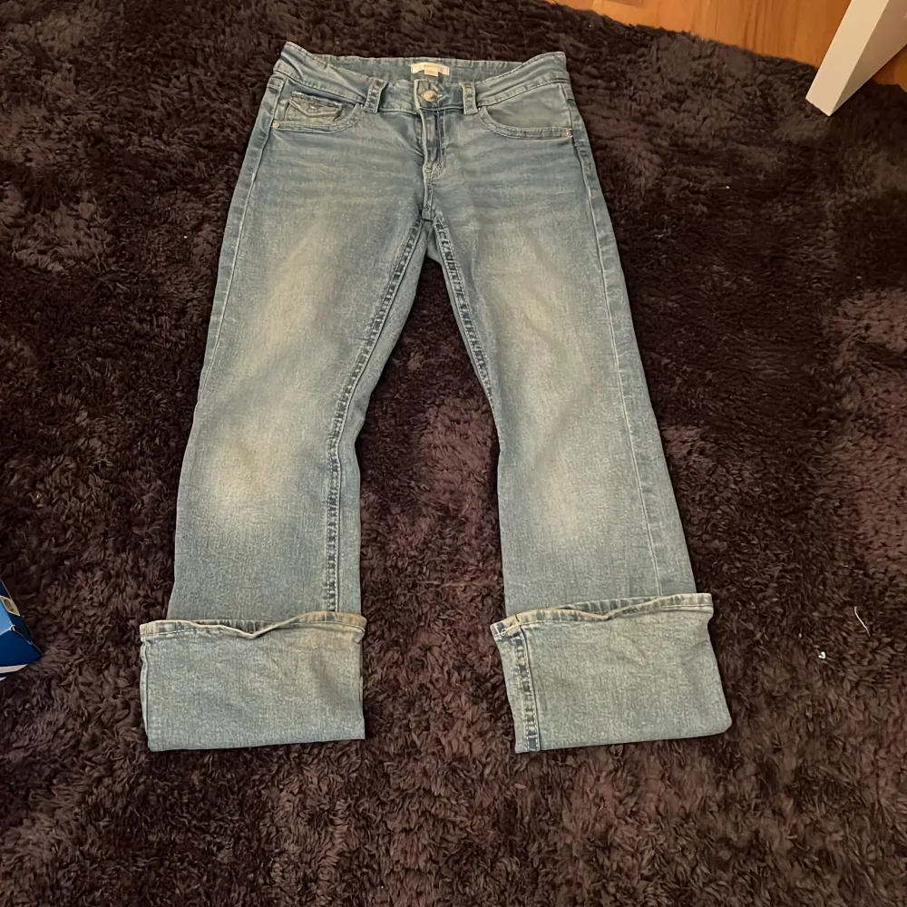Jätte fina jeans från Gina Young med fickor. Dem är i jätte fint skick men lite mer trampade längst ner men det går säkert bort i tvätte så de är ingen fara och det syns inte heller 🎀🎀. Jeans & Byxor.