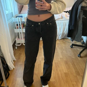 svarta straight leg jeans - säljer då de är lite stora på mig!   det svarta snöret som syns på sista bilden äger runt midjan vilket gör att man kan knyta midjan så jeasen sitter bra runtom🩷