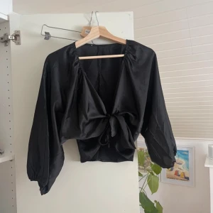 Svart topp blus silkesblus  knytblus - Fin topp!