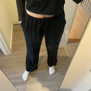Linnebyxor  - Säljer nu mina svarta linnebyxor från H&M i fint skick! Endast använda nån enstaka gång då dom inte riktigt kommit till användning😊 Skriv privat om de är några funderingar💞