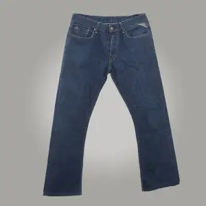 Raka Replay jeans, riktigt skön färg! Skick: 9/10, ramlat av en lapp inuti med modellens namn annars inga tecken på användning! Skriv för fler bilder eller vid funderingar 🤝