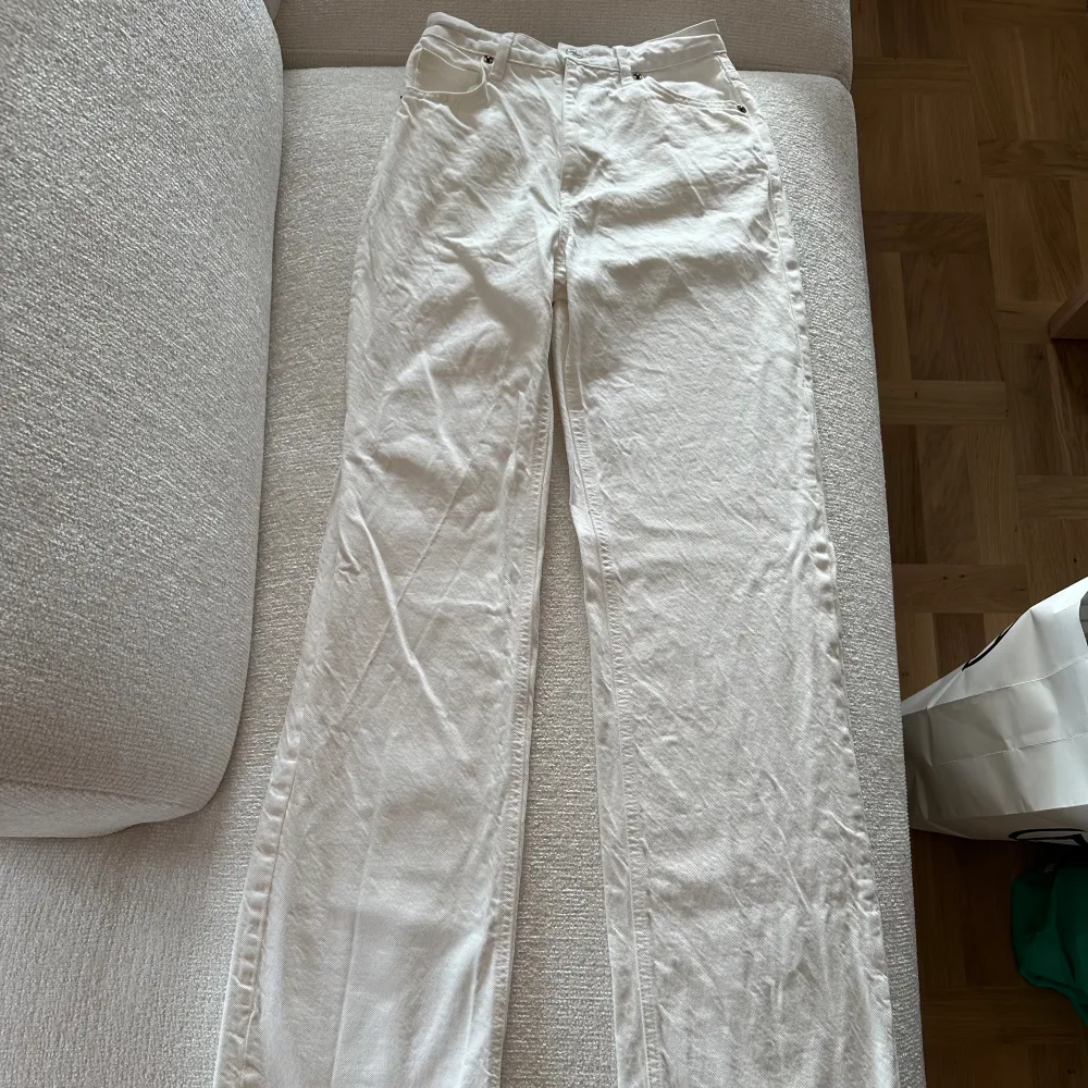 Vita vida jeans från Zara. Aldrig använda! Super fina nu till våren 👏🏼😊. Jeans & Byxor.