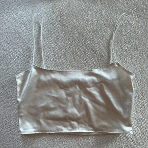 Vit/Silver Linne - Vit/Silver linne från Nelly. Aldrig använd, super fint skick! 💥 Perfekt för vardag och fest 👏🏼