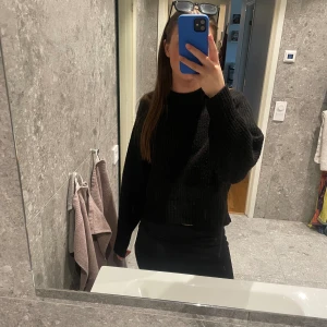 Stickad tröja - Säljer denna svarta stickade tröjan!!  Den är i jättefint skick och bara använd några fåtal gånger. Passar XS S och M💕